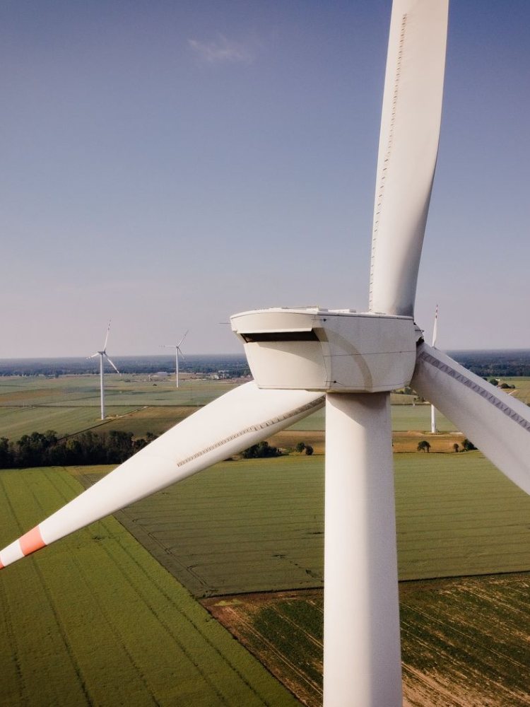 Turbiny wiatrowe na polach w Polsce